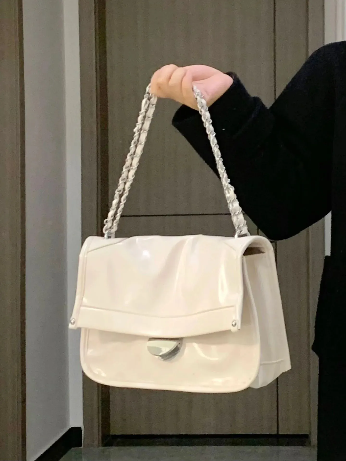 Black PU High Capacity Crossbody Bag 2023 New Women's Patent Leather Glossy Texture Chain Shoulder Bag Versatile Commute Handbag