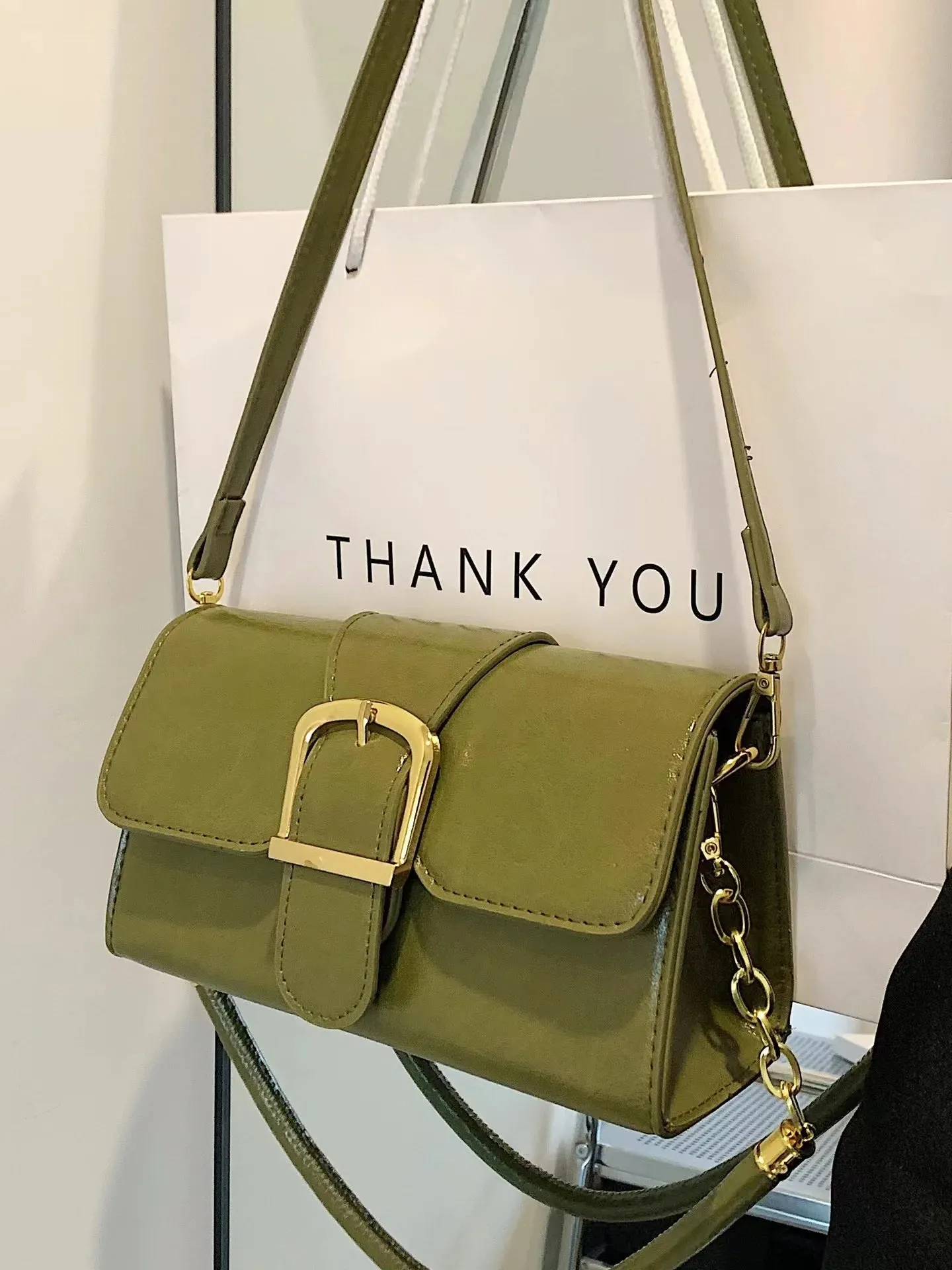 Military Green Crossbody Bag 2023 New Women's Vintage Exquisite Lock Design One Shoulder Bag Elegant Versatile Commuter Handbag