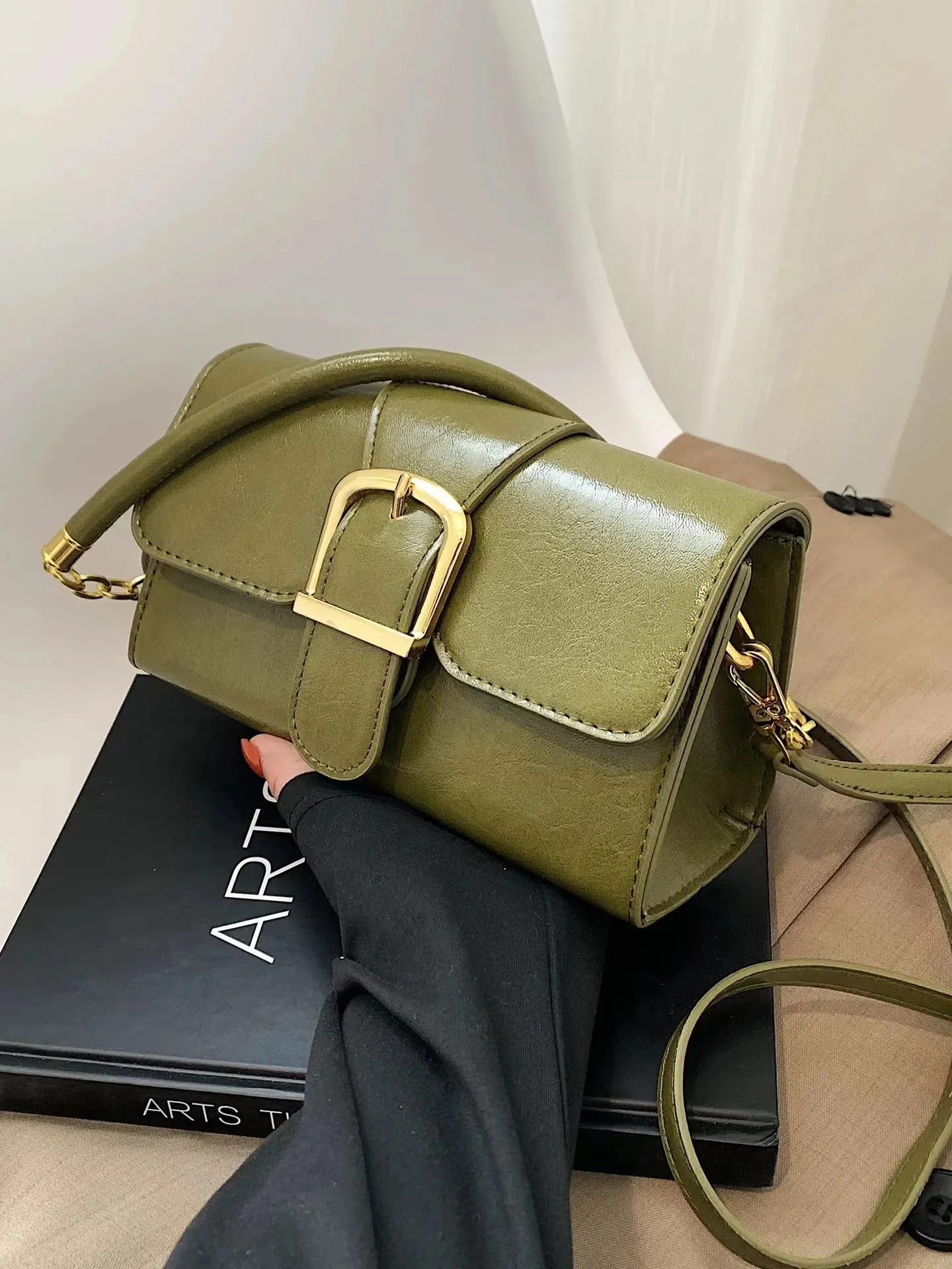 Military Green Crossbody Bag 2023 New Women's Vintage Exquisite Lock Design One Shoulder Bag Elegant Versatile Commuter Handbag